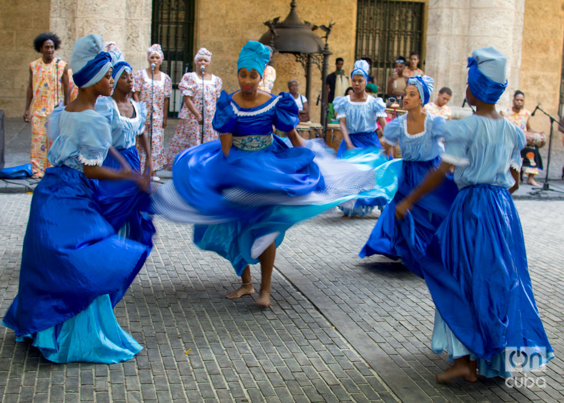 Compañía de Danzas Tradicionales JJ, en el Festival Internacional de Danza en Paisajes Urbanos Habana Vieja: Ciudad en Movimiento 2024. Foto: Otmaro Rodríguez.
