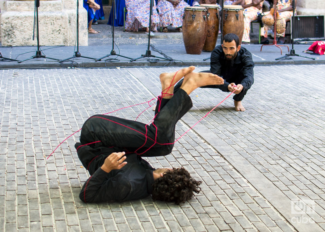 Compañía Danza Teatro Retazos, en el Festival Internacional de Danza en Paisajes Urbanos Habana Vieja: Ciudad en Movimiento 2024. Foto: Otmaro Rodríguez.