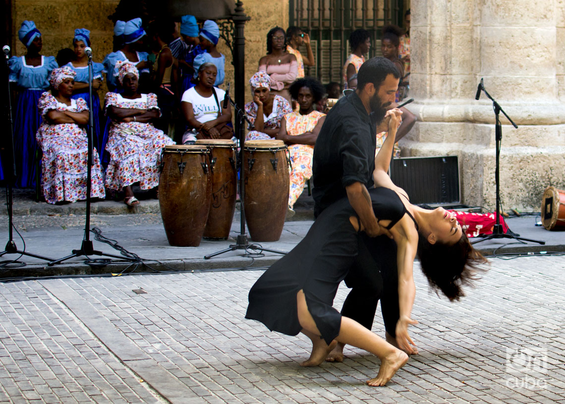 Compañía Danza Teatro Retazos, en el Festival Internacional de Danza en Paisajes Urbanos Habana Vieja: Ciudad en Movimiento 2024. Foto: Otmaro Rodríguez.