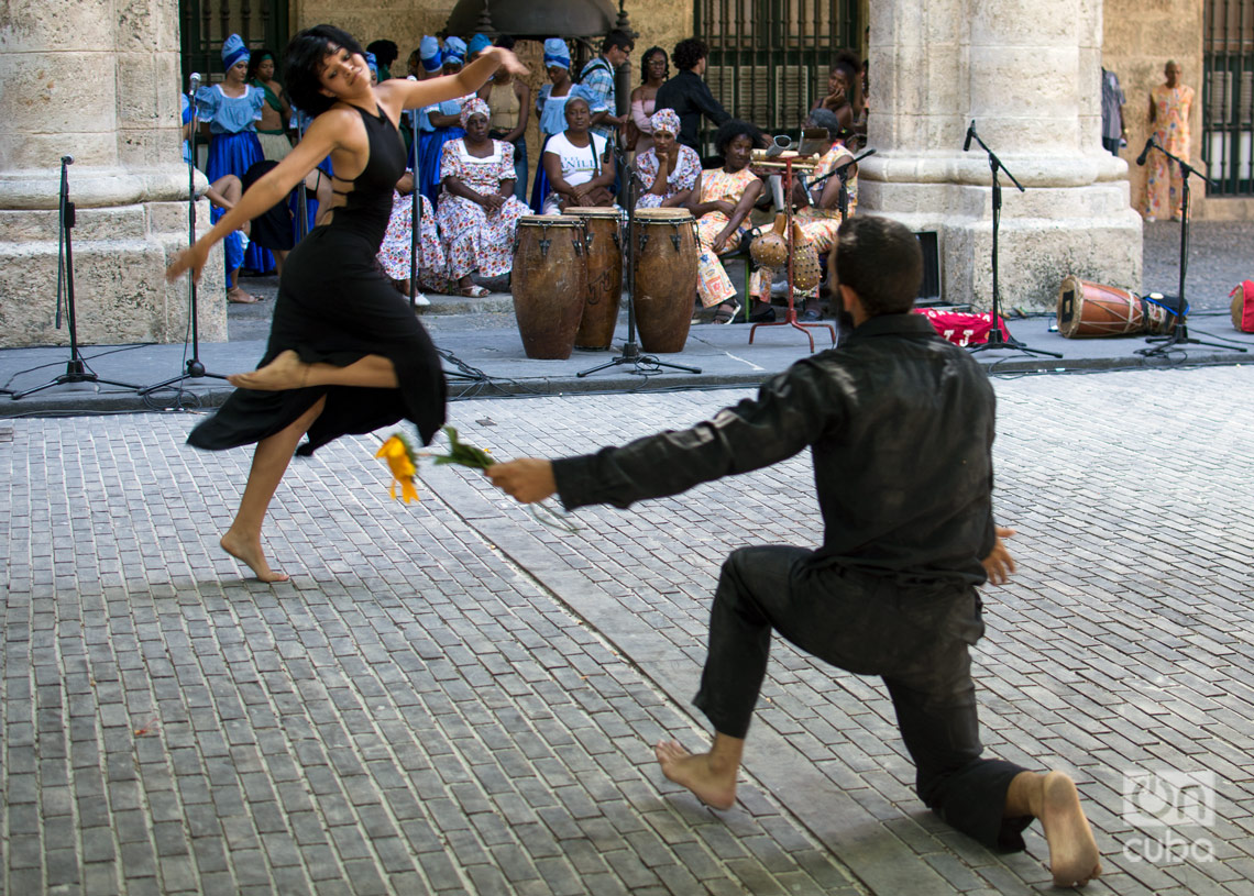 Retazos Theater Dance Company, at the International Festival of Dance in Urban Landscapes Old Havana: City in Motion 2024. Photo: Otmaro Rodríguez.