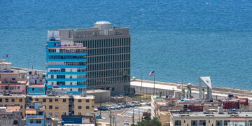 La Habana reconoce que el consulado de EE. UU. en Cuba está tramitando desde hace dos años las al menos 20 000 visas prometidas. Foto: Kaloian Santos Cabrera.