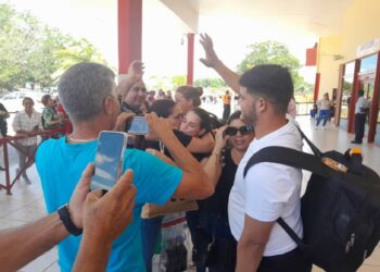 Los ciudadanos cubanos varados en Haití regresaron este fin de semana a la isla tras la gestión de la Cancillería y la Embajada cubana en esa nación caribeña. Foto: @CubaMINREX
