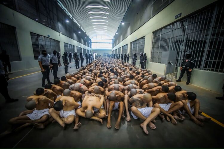 Decenas de miles de pandilleros, presuntos y convictos,  han sido encarcelados. Foto: Presidencia salvadoreña.