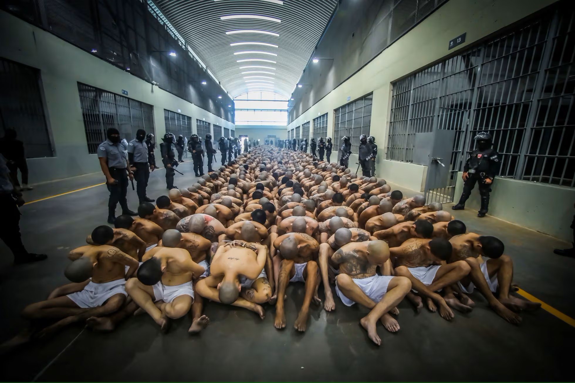 Decenas de miles de pandilleros, presuntos y convictos, han sido encarcelados. Foto: Presidencia de El Salvador.