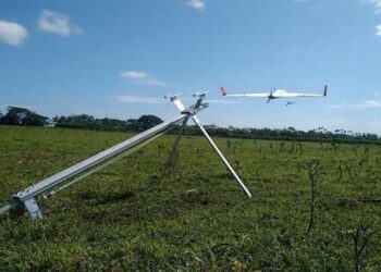 Dron despega en un campo cubano. Foto. Freddy Pérez Cabrera / Granma.