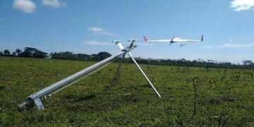 Dron despega en un campo cubano. Foto. Freddy Pérez Cabrera / Granma.