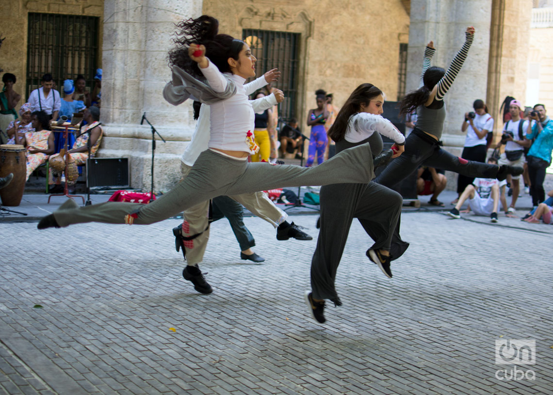 Escuela de Danza Contemporánea del Centro Cultural Ollin Yoliztli, de México, en el Festival Internacional de Danza en Paisajes Urbanos Habana Vieja: Ciudad en Movimiento 2024. Foto: Otmaro Rodríguez.