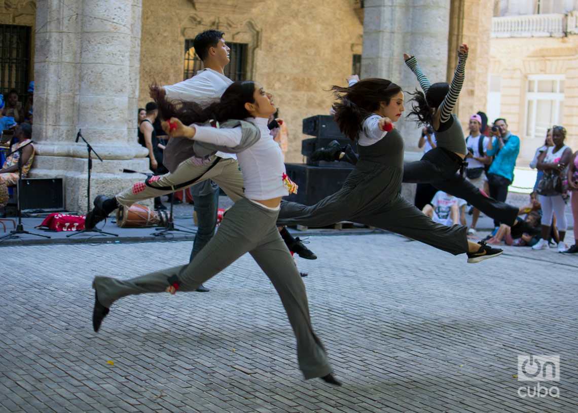Escuela de Danza Contemporánea del Centro Cultural Ollin Yoliztli, de México, en el Festival Internacional de Danza en Paisajes Urbanos Habana Vieja: Ciudad en Movimiento 2024. Foto: Otmaro Rodríguez.
