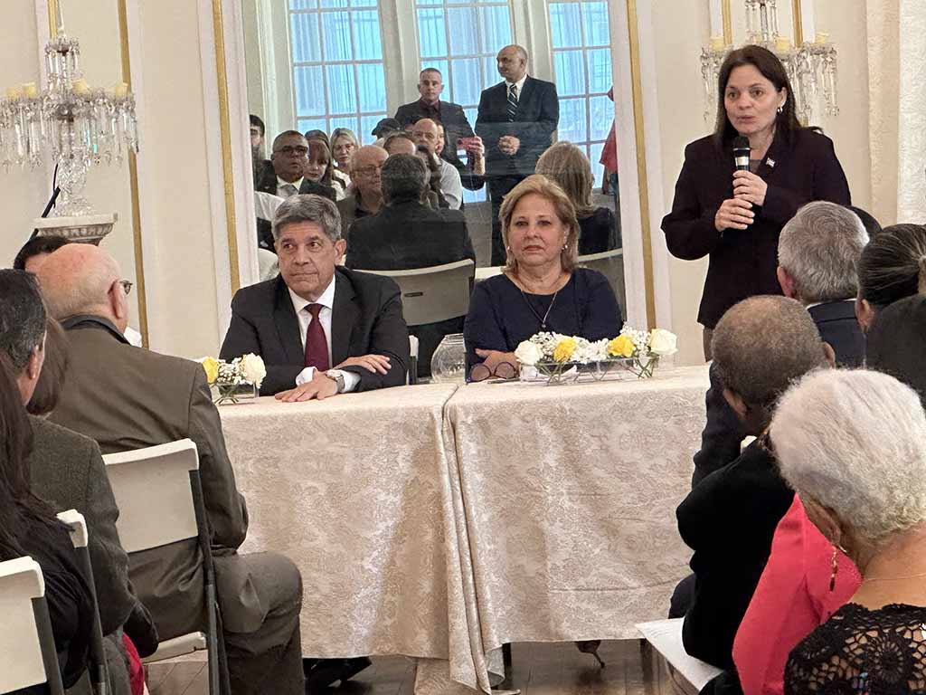 Carlos Fernández de Cossío y Ana Teresita González en la Embajada cubana en Washington, durante un encuentro con cubanos residentes en Estados Unidos, en abril de 2024. Foto: Prensa Latina.