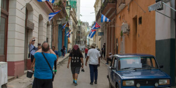 Turistas hacen fotos en el medio de una calle en La Habana. Foto: Otmaro Rodríguez.