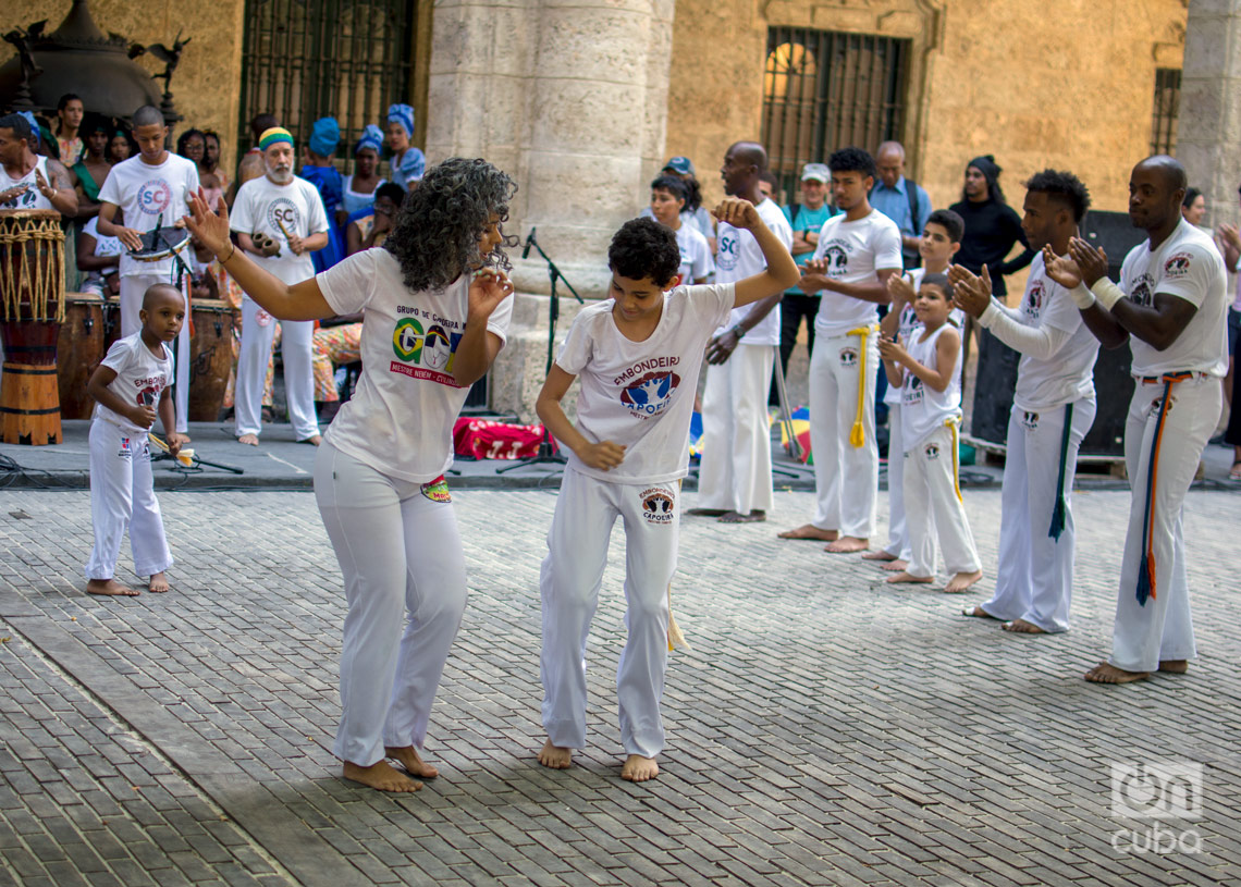 Grupo de Capoeria Malta, de Brasil, en el Festival Internacional de Danza en Paisajes Urbanos Habana Vieja: Ciudad en Movimiento 2024. Foto: Otmaro Rodríguez.