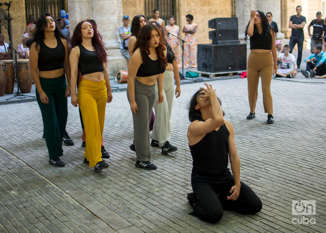 Grupo de Danza Contemporánea de la Pontificia Universidad del Ecuador, en el Festival Internacional de Danza en Paisajes Urbanos Habana Vieja: Ciudad en Movimiento 2024. Foto: Otmaro Rodríguez.