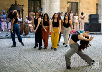 Grupo de Danza Contemporánea de la Pontificia Universidad del Ecuador, en el Festival Internacional de Danza en Paisajes Urbanos Habana Vieja: Ciudad en Movimiento 2024. Foto: Otmaro Rodríguez.