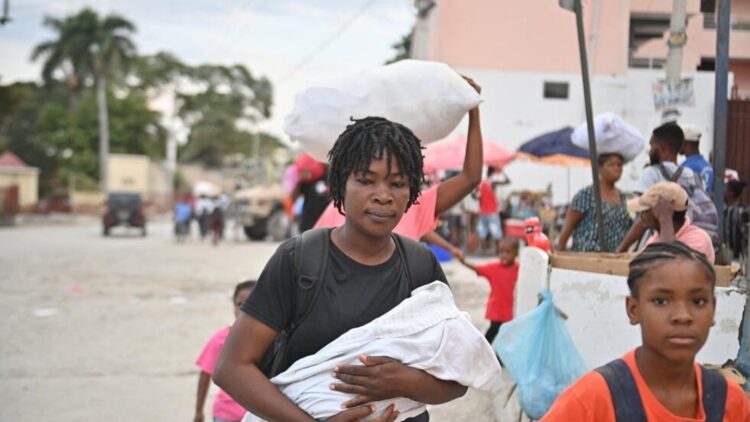 Haitianos huyendo de Puerto Príncipe. Foto. France 24.