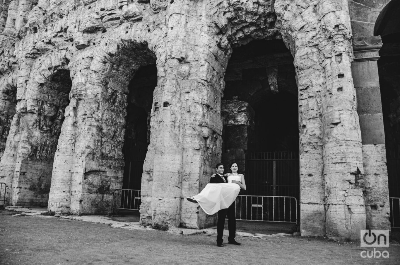 Recién casados en el Coliseo o Anfiteatro Flavio, Roma. Foto: Kaloian.
