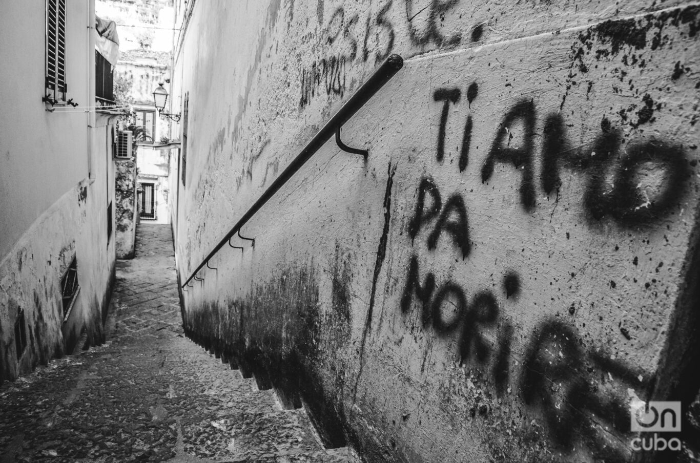 "Te amo de muerte". Escalera en Nápoles. Foto: Kaloian.
