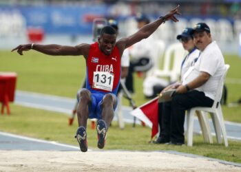 El cubano Leonel Suárez en una prueba de salto de longitud. EFE/Luis Eduardo Noriega A/Archivo