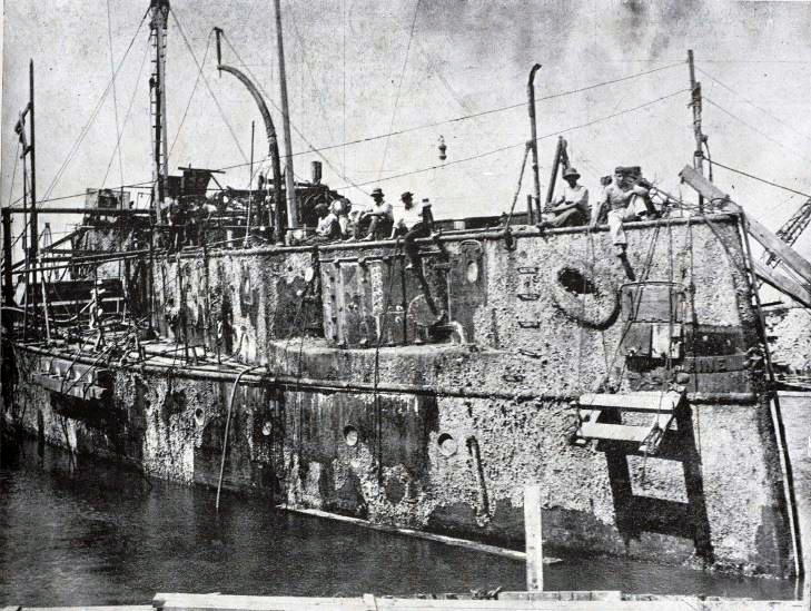Los restos del Maine sacados a flote por una comisión norteamericana en 1911. Foto: El Fígaro.