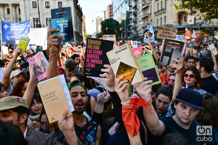 Una de las consignas de la Marcha Federal de las Universidades fue que cada persona llevara un libro que la representara. Foto: Kaloian.