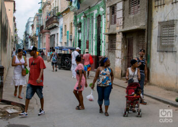 Personas caminan por el medio de la calle en La Habana. Foto: Otmaro Rodríguez.