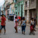 Personas caminan por el medio de la calle en La Habana. Foto: Otmaro Rodríguez.