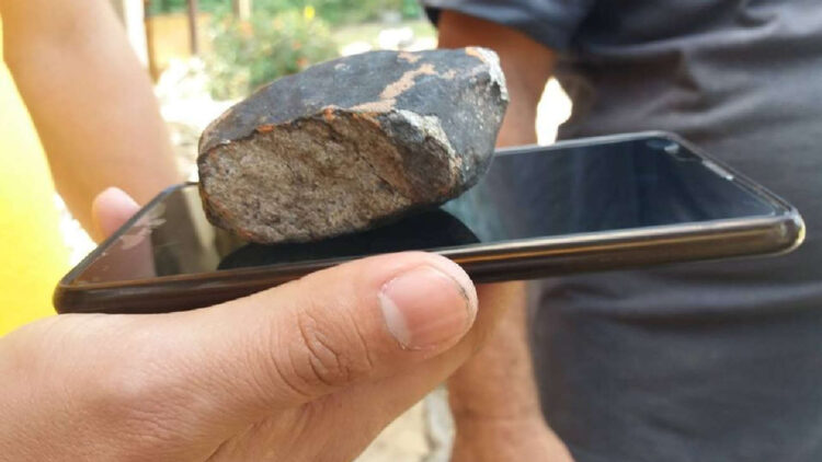 Uno de los fragmentos de un meteorito caídos en Viñales, Pinar del Río, el 1 de febero de 2019. Foto: Periódico Guerrillero.