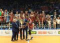 Wilfredo León recibe el trofeo de campeón de la Superliga italiana de voleibol en la temporada 2023-2024. Foto: Lega Pallavolo
