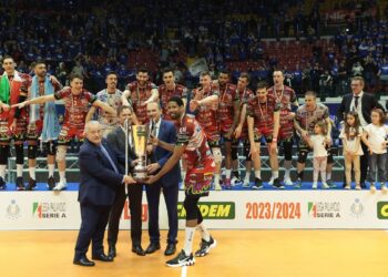 Wilfredo León recibe el trofeo de campeón de la Superliga italiana de voleibol en la temporada 2023-2024. Foto: Lega Pallavolo