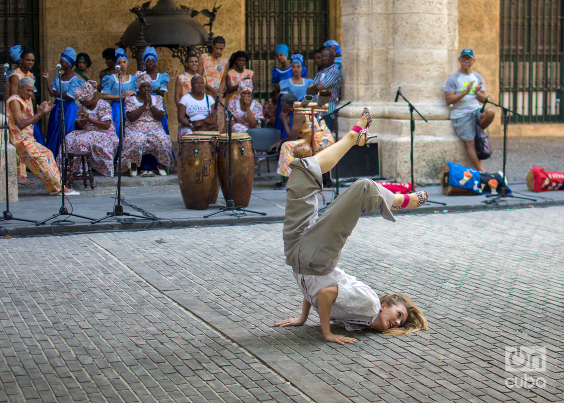 Rosalie Wanka, de Austria, en el Festival Internacional de Danza en Paisajes Urbanos Habana Vieja: Ciudad en Movimiento 2024. Foto: Otmaro Rodríguez.