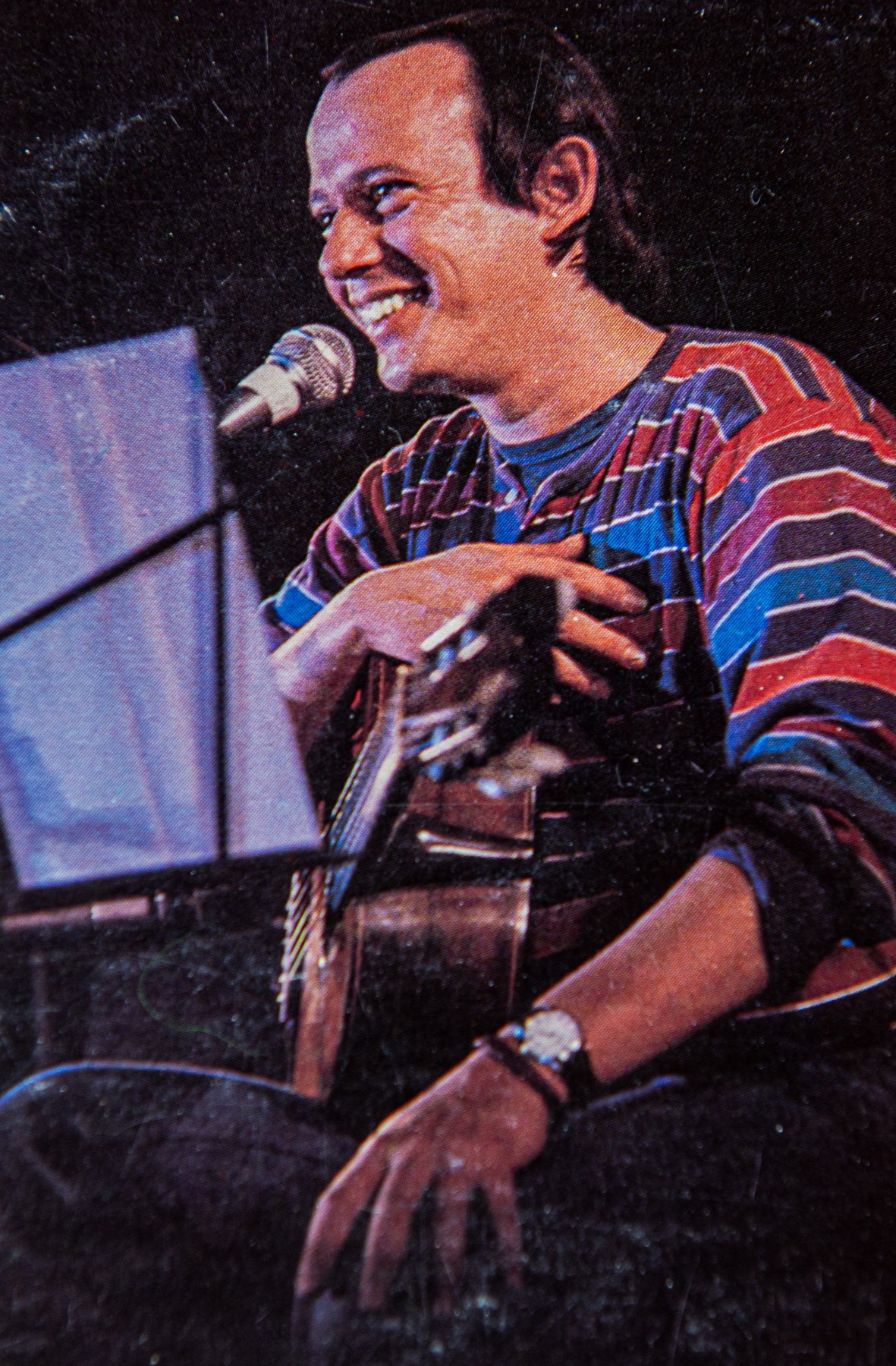 Silvio with his new guitar on the first night of the concerts at Obras Sanitarias. Photo included in the double LP titled Silvio Rodríguez – Pablo Milanés: En vivo en Argentina.
