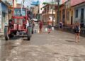 Suministro de agua en una calle trinitaria. Foto Periódico Escambray