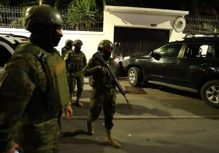 Toma violenta de la embajada de México en Ecuador. Foto: ABC.
