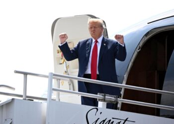 Trump sale de un avión en el Aeropuerto Internacional Hartsfield-Jackson de Atlanta, Georgia. Foto: EDWARD M. PIO RODA/EFE/EPA