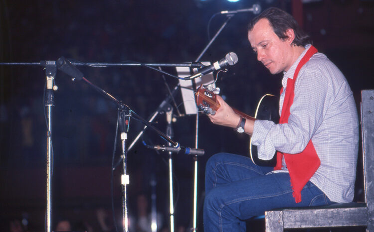 Silvio Rodríguez en Argentina, 1984. Foto: Archivo personal de Víctor Pintos.