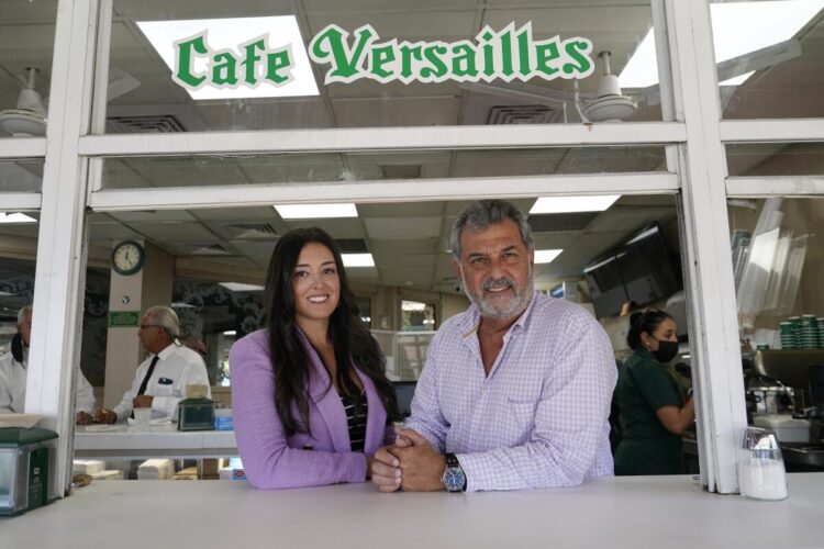 Cubanos en el Versailles, Miami. Foto: San Diego Union Tribune.