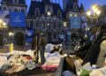Campamento improvisado de desamparados frente al Ayuntamiento de París, el 3 de abril de 2024. Foto:  AP Nicolas Garriga