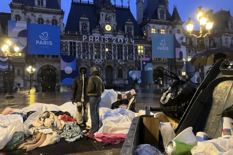 Campamento improvisado de desamparados frente al Ayuntamiento de París, el 3 de abril de 2024. Foto:  AP Nicolas Garriga