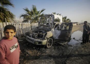 Personas cerca de un automóvil destruido de la ONG World Central Kitchen (WCK) en el sur de la Franja de Gaza. Foto: MOHAMMED SABLE/EFE/EPA.