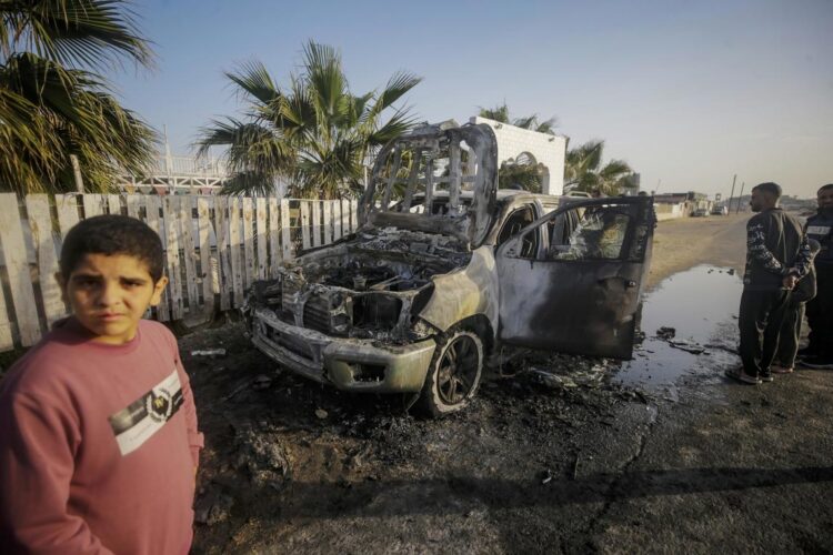 Personas cerca de un automóvil destruido de la ONG World Central Kitchen (WCK) en el sur de la Franja de Gaza. Foto: MOHAMMED SABLE/EFE/EPA.