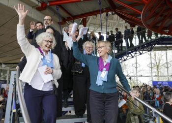Activistas celebran a la salida del Tribunal Europeo de Derechos Humanos (TEDH), tras la sentencia en un caso contra diferentes países europeos acusados de inacción climática.  Foto: RONALD WITTEK/EFE/EPA.