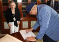 Chucho Valdés dona a la Biblioteca del Congreso de Estados Unidos una copia firmada de la partitura de 'La Creación'. Foto:  Octavio Guzmán/EFE.