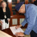 Chucho Valdés dona a la Biblioteca del Congreso de Estados Unidos una copia firmada de la partitura de 'La Creación'. Foto:  Octavio Guzmán/EFE.