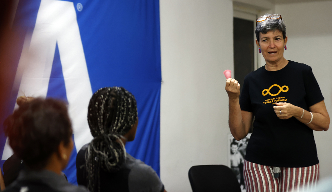 La cubana Marbelis González imparte una conferencia sobre la copa menstrual a las chicas de la selección nacional de fútbol de Cuba, desarrollada como parte del proyecto “Copas para Cuba”, en La Habana. Foto: Ernesto Mastrascusa / EFE.