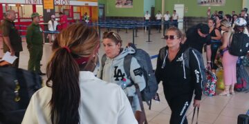 Llegada a Camagüey del primer grupo de cubanos varados en Haití. Foto: @CubaMINREX / X.