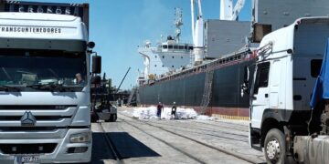 Descarga en el puerto de La Habana de harina de trigo para la producción de pan. Foto: Orlando Borrero Elías / X.