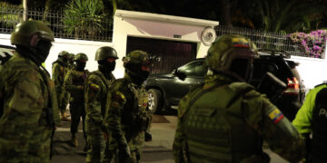 Integrantes de un cuerpo élite de la Policía ecuatoriana irrumpen en la Embajada de México para detener al exvicepresidente Jorge Glas. Foto: EFE/ José Jácome.