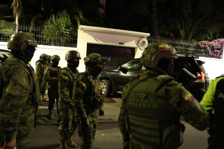 Integrantes de un cuerpo élite de la Policía ecuatoriana irrumpen en la Embajada de México para detener al exvicepresidente Jorge Glas. Foto: EFE/ José Jácome.
