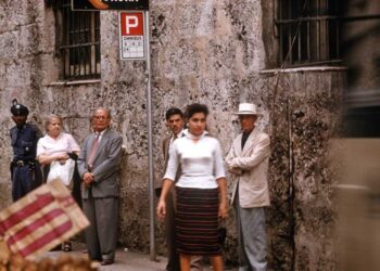 Una parada de guagua en una calle de La Habana. Foto tomada de Flickr/ElectroSpark.