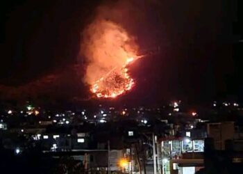 Vista desde la ciudad de Holguín del incendio en la Loma de la Cruz, la noche del 4 de abril de 2024. Foto: Yordanis Daniel Escobar Verdecia / Facebook.