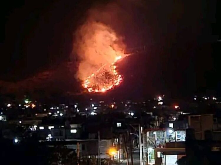 Vista desde la ciudad de Holguín del incendio en la Loma de la Cruz, la noche del 4 de abril de 2024. Foto: Yordanis Daniel Escobar Verdecia / Facebook.